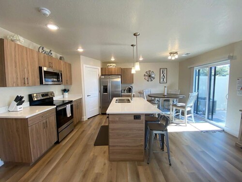 Zion Basecamp Retreat w/Fire Pit + Yard | Sleeps 8