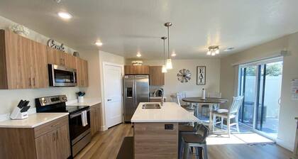 Zion Basecamp Retreat w/Fire Pit + Yard | Sleeps 8