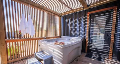 Contained in Gruene! Hot Tub! Minutes to Gruene Hall!