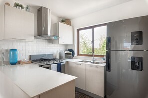Kühlschrank, Mikrowelle, Ofen, Wasserkocher mit Kaffee-/Teezubehör