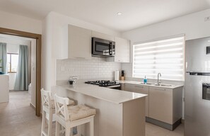 Kühlschrank, Mikrowelle, Ofen, Wasserkocher mit Kaffee-/Teezubehör