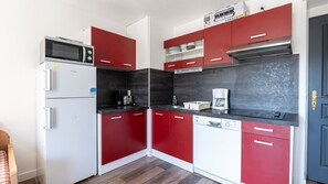 Kylskåp, mikrovågsugn, spishäll och diskmaskin