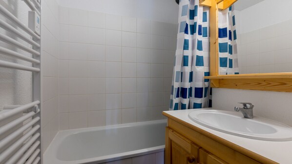 Bathtub, hair dryer - Logement 10 pers à Saint Sorlin d'Arves (Saint-Sorlin-d´Arves)