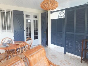 Outdoor dining - Le Mahogany sea view apartment 500 metres from the beach (Le Diamant)