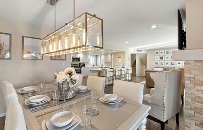 🌴2 King Suites, Huge HEATED POOL& SPA, 8 MIN TO OLD TOWN,2 LIVING ROOMS, FIREPIT