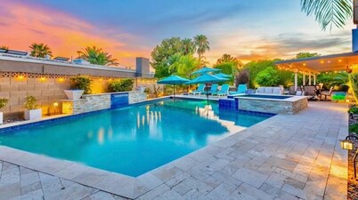 🌴2 King Suites, Huge HEATED POOL& SPA, 8 MIN TO OLD TOWN,2 LIVING ROOMS, FIREPIT