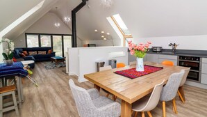 Eine moderne Loft-Wohnung mit Essbereich, Küche und Wohnraum.