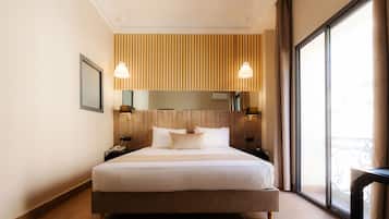 Chuveiro, chuveiro com efeito de chuva, produtos de toalete grátis