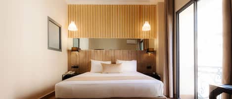 Shower, rainfall showerhead, free toiletries, hair dryer