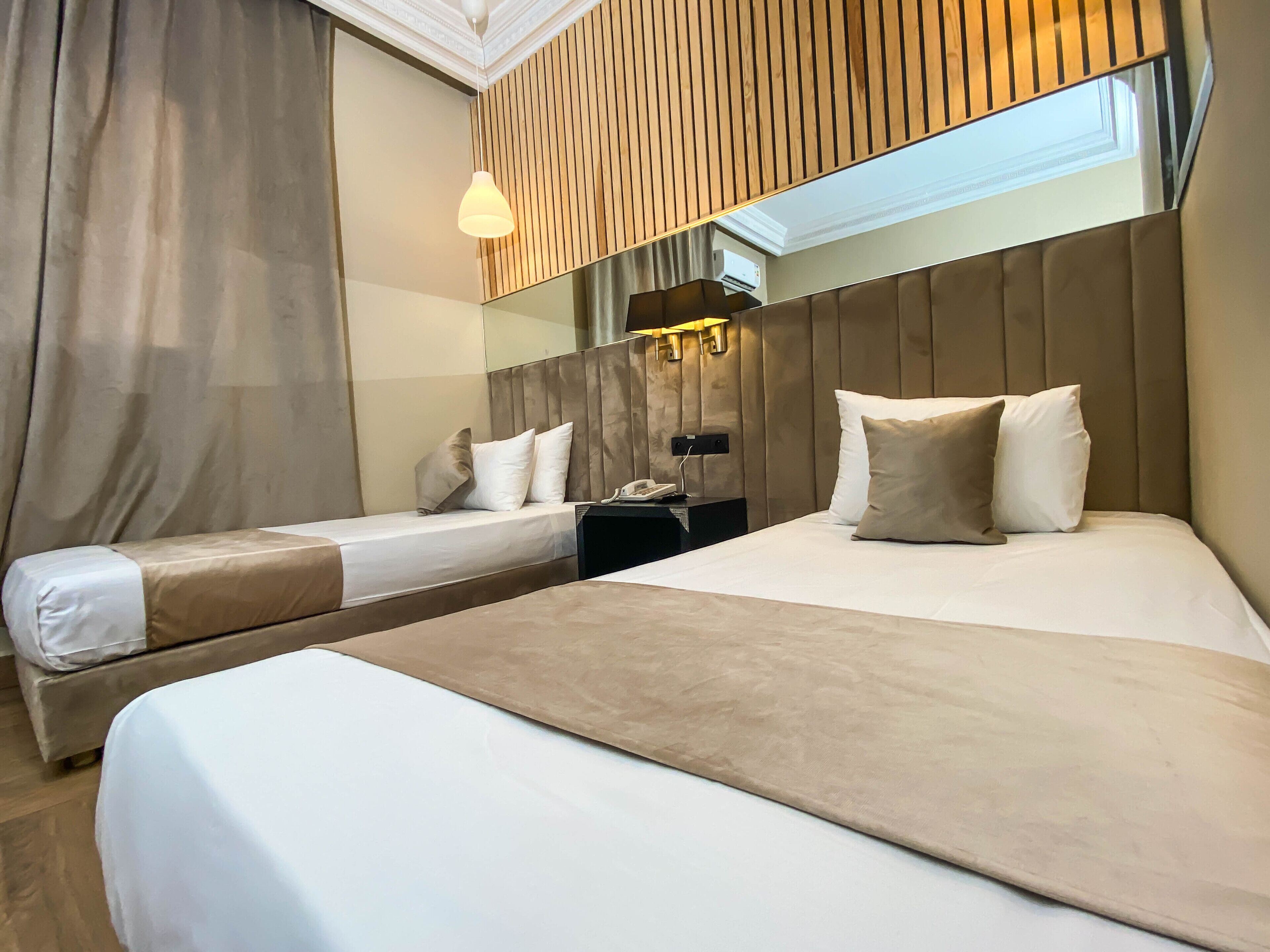 Ropa de cama de alta calidad, muebles diferentes y escritorio 