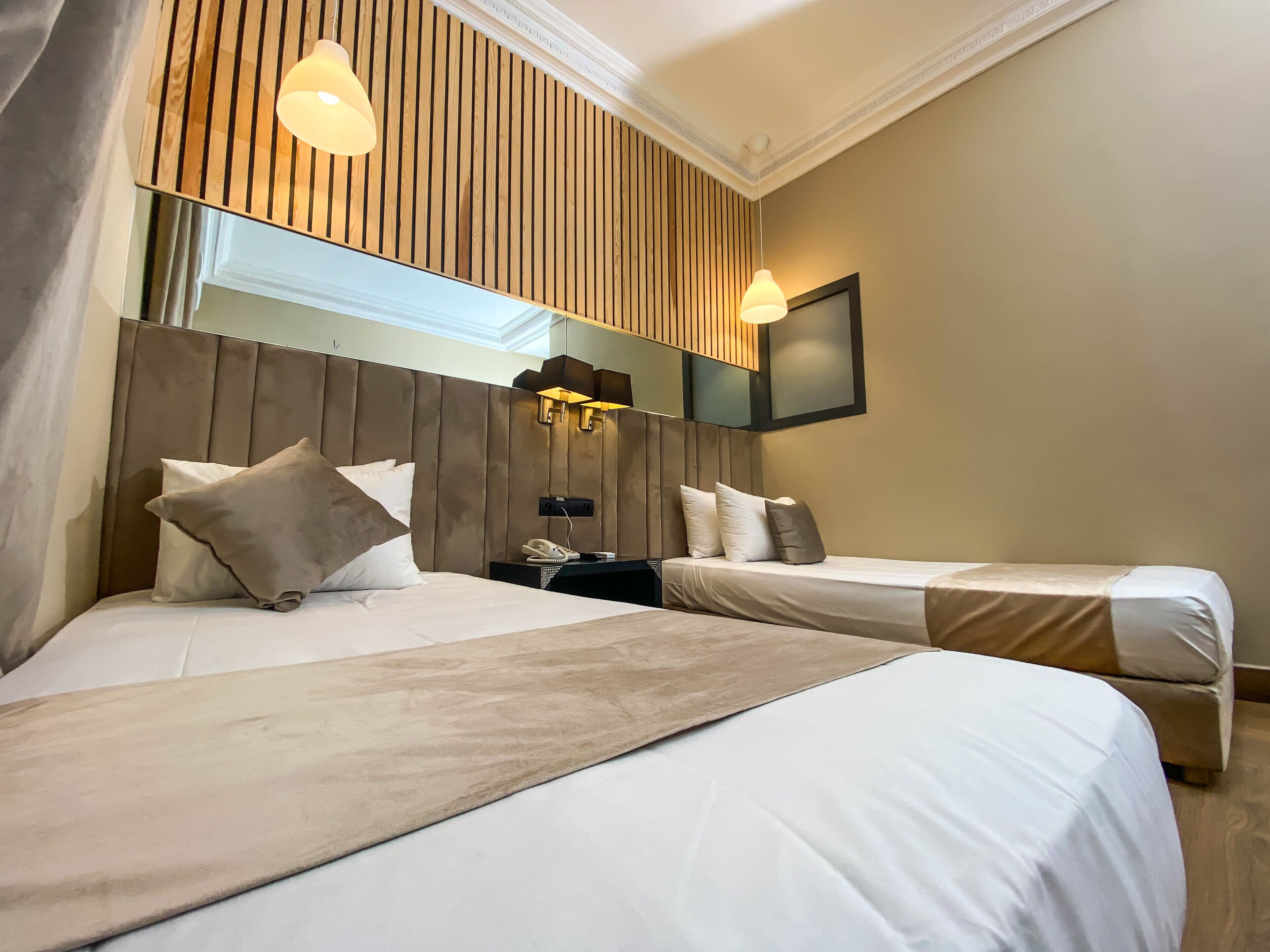 Ropa de cama de alta calidad, muebles diferentes y escritorio 