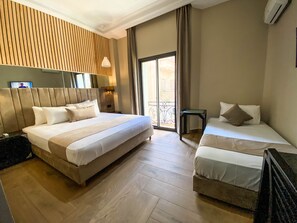 Comfort Quadruple Room | Premium bedding, individually furnished, desk, laptop workspace - Ennasma (Casablanca)