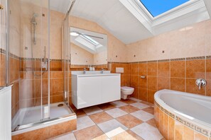 Apartment | Bathroom | Separate tub and shower, free toiletries, hair dryer, towels