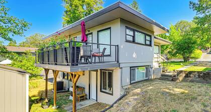 Grants Pass Getaway w/ Expansive Deck!