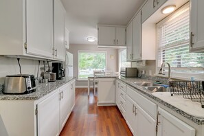 Fridge, microwave, stovetop, coffee/tea maker - Grants Pass Getaway w/ Expansive Deck! (Grants Pass)