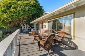 Outdoor dining - Summerland Oasis | The Chosen Collection (Summerland)