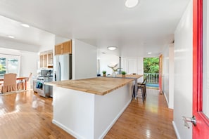 Wasserkocher mit Kaffee-/Teezubehör, Kühlschrank, Mikrowelle, Ofen