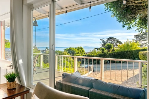 Summerland Oasis - Ocean Views, BBQ, Hot Tub