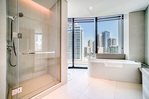 Bathtub, towels
