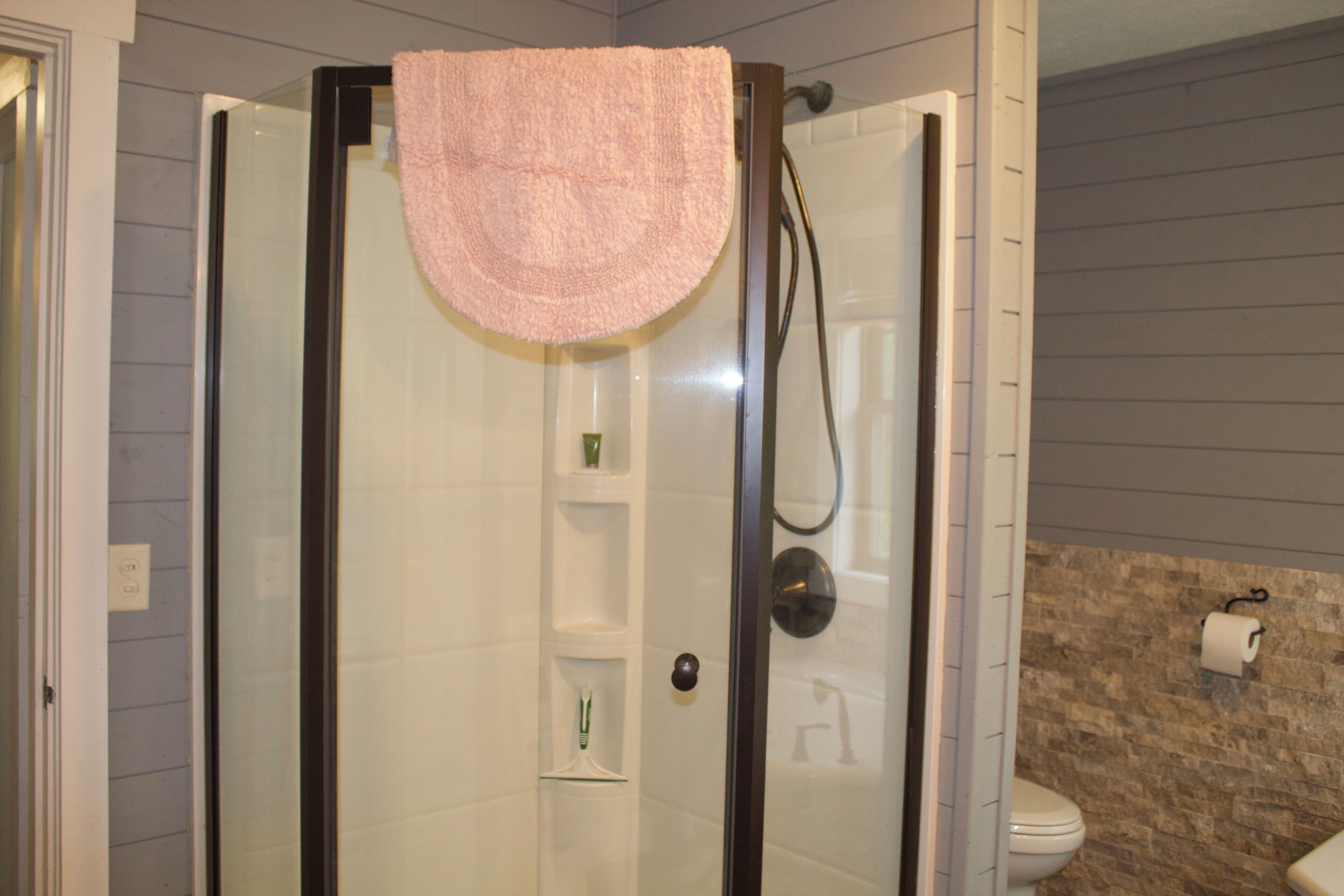 Douche, sèche-cheveux, serviettes fournies, savon