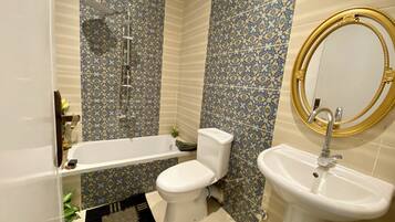 Een haardroger, badjassen, handdoeken, zeep