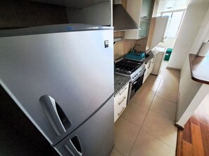 Appartamento | Cucina privata | Frigorifero con congelatore, microonde, forno, tostapane