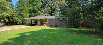 Relaxed, pet-friendly home walkable to Clemson campus, stadiums or downtown.