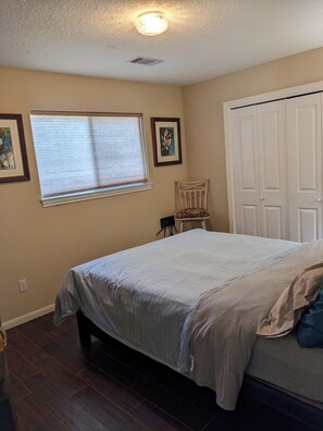 1 bedroom, iron/ironing board, WiFi, bed sheets - SafariShoresCottage Aggie football TAMU Renaissance Festival AWESOME
 (Montgomery)