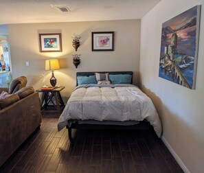 1 bedroom, iron/ironing board, WiFi, bed sheets - SafariShoresCottage Aggie football TAMU Renaissance Festival AWESOME
 (Montgomery)