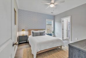 4 bedrooms, iron/ironing board, travel cot, free WiFi - Private Heated Pool/Golf Cart/New Home/Beach Gear (North Myrtle Beach)