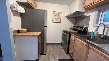 Jääkaappi, mikroaaltouuni, uuni, liesi