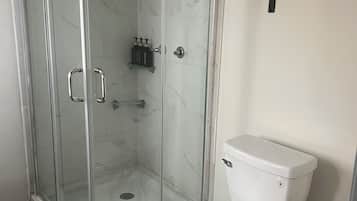 Douche, serviettes fournies, savon, shampoing