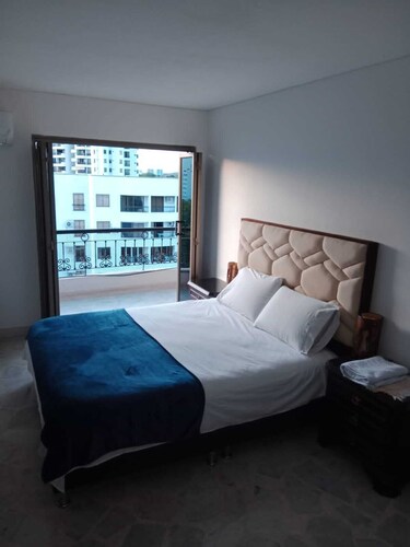 Hermoso Apartamento Amplio 140 Mts2 con Terraza y Balcones. Parqueadero Privado