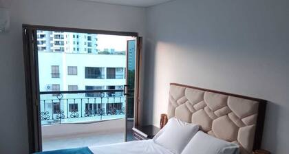 Hermoso Apartamento Amplio 140 Mts2 con Terraza y Balcones. Parqueadero Privado