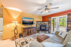 Una Smart TV, una chimenea, un reproductor de DVD, un futbolín