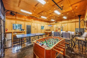 Games room - Kodiak Valley-Barrel Sauna-detached game room-Hot tub-Pet Friendly (Ronald)