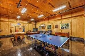 Games room - Kodiak Valley-Barrel Sauna-detached game room-Hot tub-Pet Friendly (Ronald)