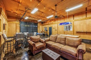 Games room - Kodiak Valley-Barrel Sauna-detached game room-Hot tub-Pet Friendly (Ronald)
