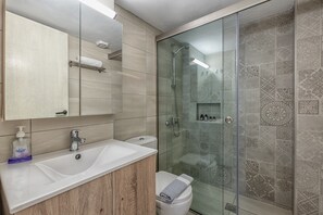 Dusche, Haartrockner, Handtücher, Seife