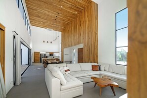 TV connectée, chaîne hi-fi, espaces bureaux