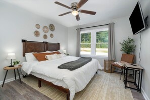 3 bedrooms, iron/ironing board, free WiFi, bed sheets - Southern Charm, 3 King Bedrooms, Central (Cary)