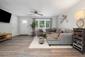 Living area - Southern Charm, 3 King Bedrooms, Central (Cary)