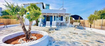 Juan Unique Cycladic Beachfront Cottage - Private garden 