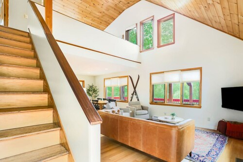 Mountain Views, Hot Tub near Hiking, Ski & Santa`s Village