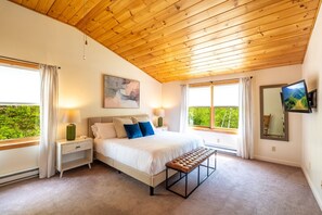 3 bedrooms, desk, iron/ironing board, travel crib - Mountain Views, Hot Tub near Hiking, Ski & Santa`s Village (Jefferson)