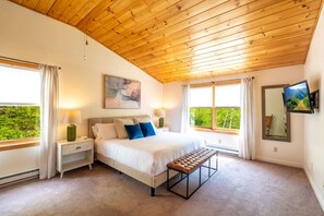 4 habitaciones, escritorio y tabla de planchar con plancha 