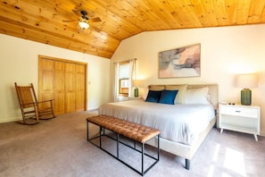 4 bedrooms, desk, iron/ironing board, travel cot