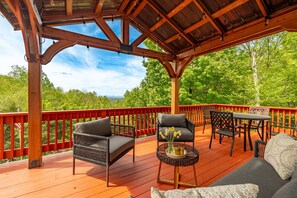 Outdoor dining - Mountain Views, Hot Tub near Hiking, Ski & Santa`s Village (Jefferson)