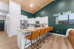 Fridge, microwave, oven, stovetop - BRAND NEW: 3 Bed / 2 Bath Branson, Sleeps 8 + 2 Min to SDC (Branson)