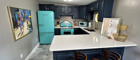 Réfrigérateur, micro-ondes, four, plaque de cuisson